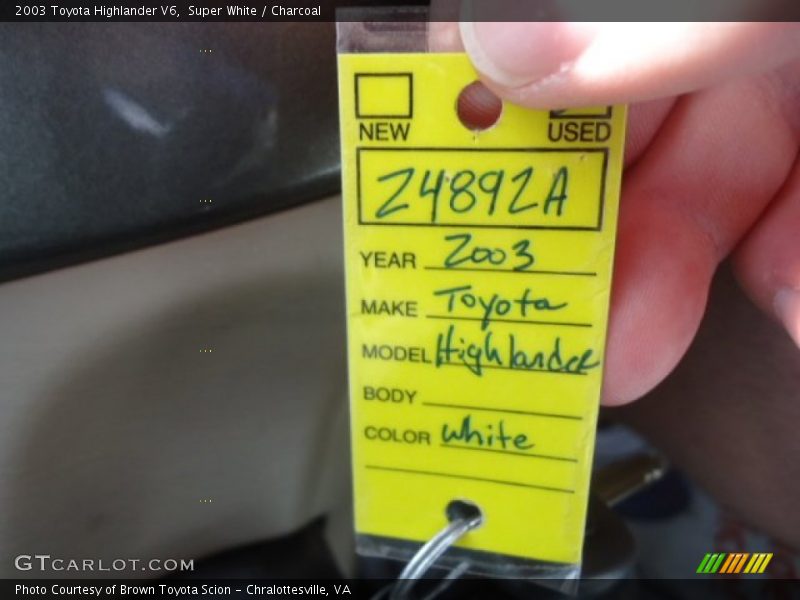 Super White / Charcoal 2003 Toyota Highlander V6