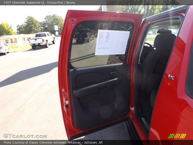 Victory Red / Ebony 2007 Chevrolet Avalanche LS