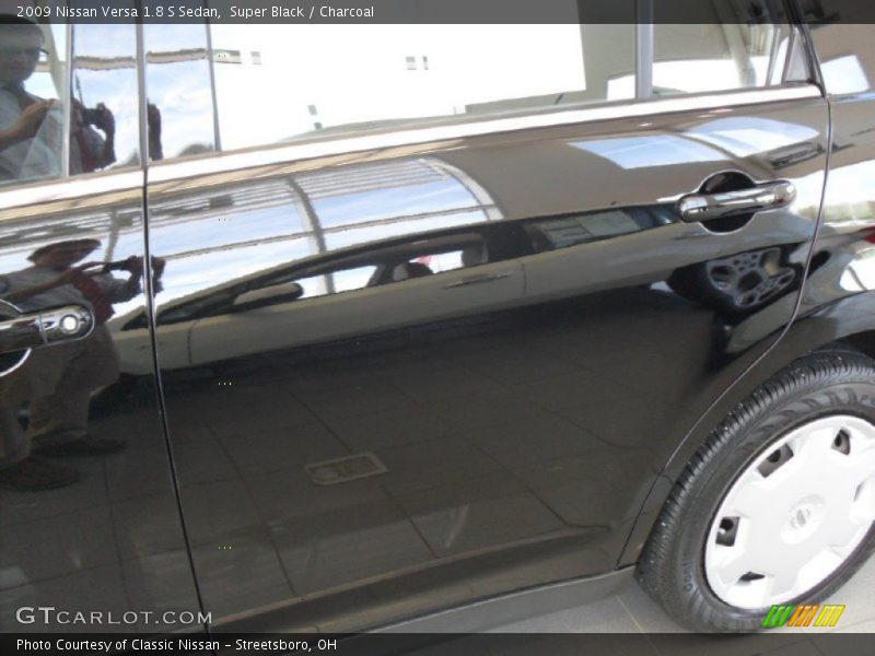 Super Black / Charcoal 2009 Nissan Versa 1.8 S Sedan