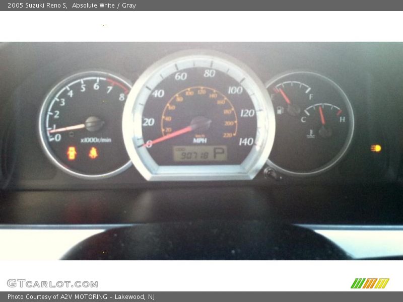 Absolute White / Gray 2005 Suzuki Reno S