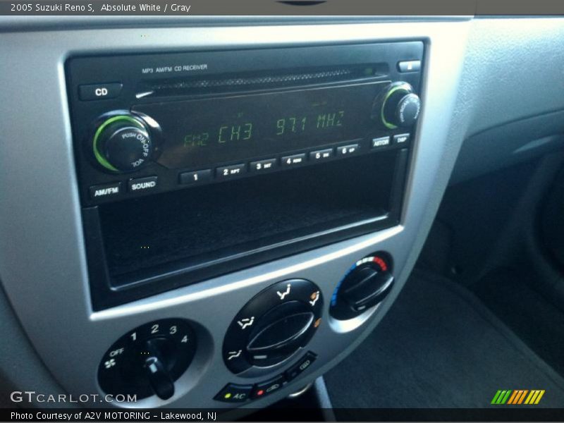 Absolute White / Gray 2005 Suzuki Reno S