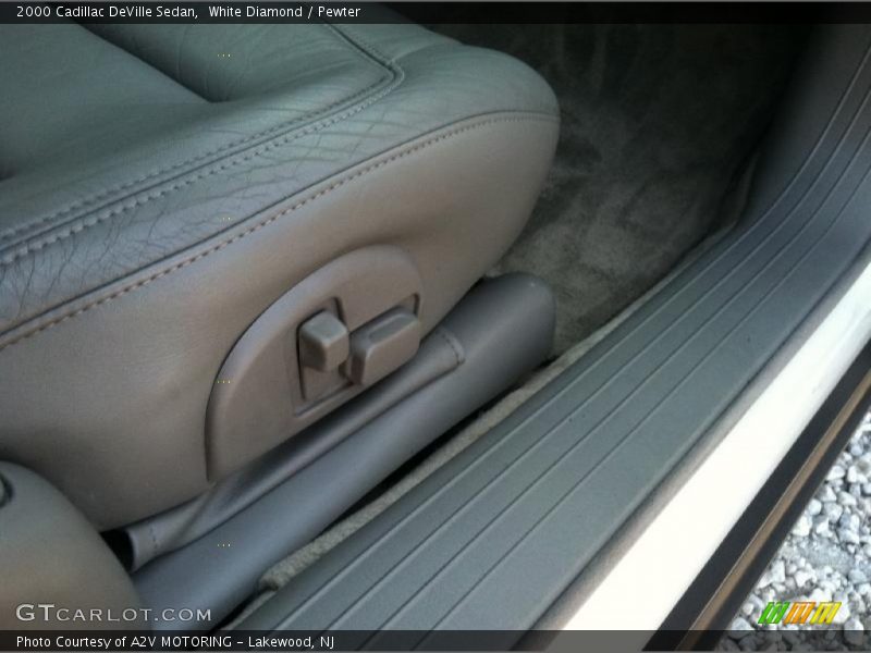 White Diamond / Pewter 2000 Cadillac DeVille Sedan