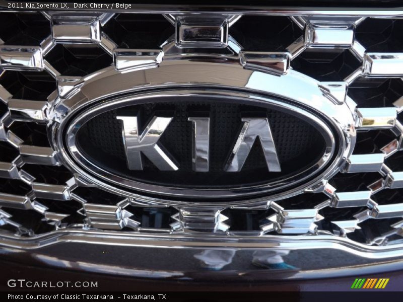 Dark Cherry / Beige 2011 Kia Sorento LX