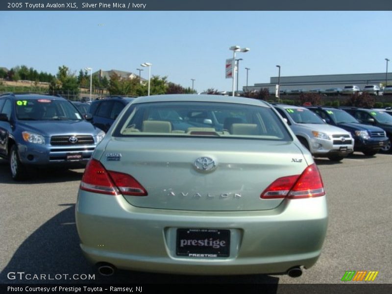 Silver Pine Mica / Ivory 2005 Toyota Avalon XLS