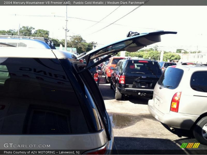 Pueblo Gold Metallic / Medium Dark Parchment 2004 Mercury Mountaineer V8 Premier AWD