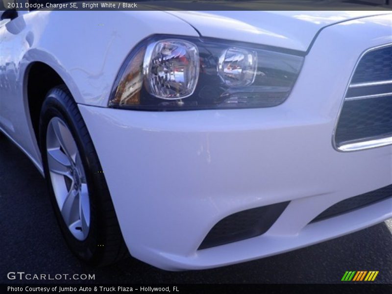 Bright White / Black 2011 Dodge Charger SE