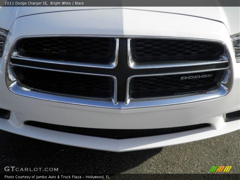 Bright White / Black 2011 Dodge Charger SE