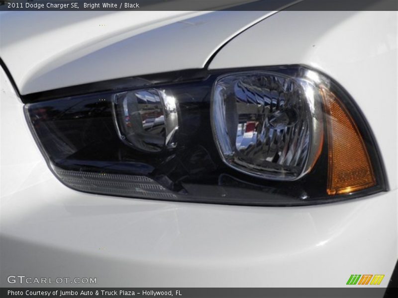 Bright White / Black 2011 Dodge Charger SE