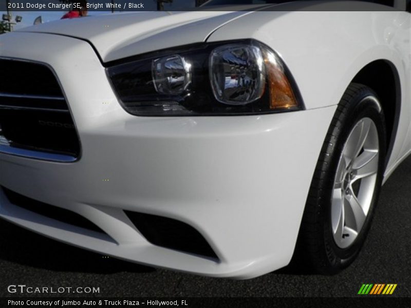 Bright White / Black 2011 Dodge Charger SE