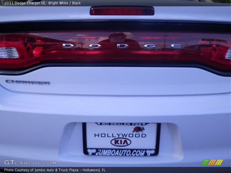 Bright White / Black 2011 Dodge Charger SE
