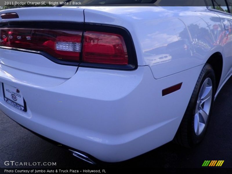 Bright White / Black 2011 Dodge Charger SE
