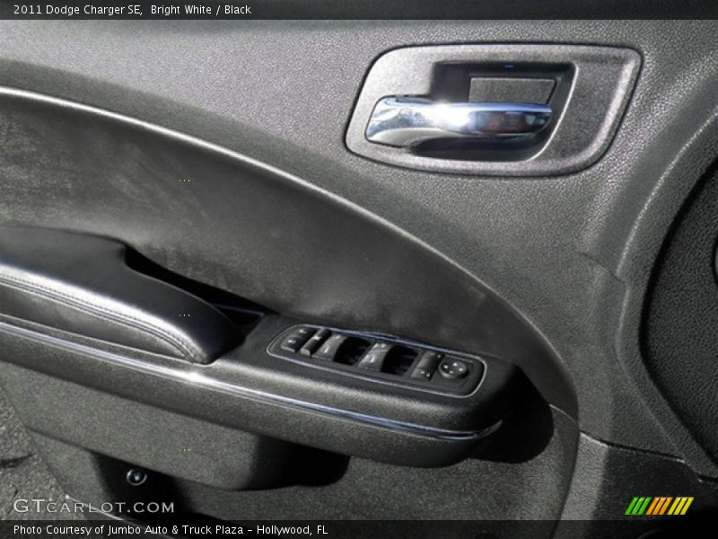 Bright White / Black 2011 Dodge Charger SE