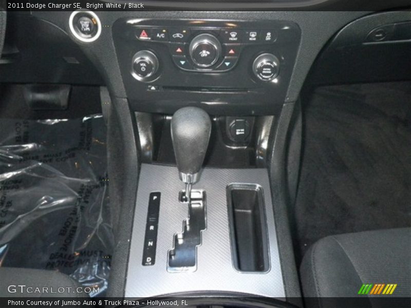 Bright White / Black 2011 Dodge Charger SE