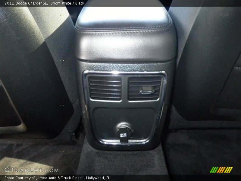 Bright White / Black 2011 Dodge Charger SE