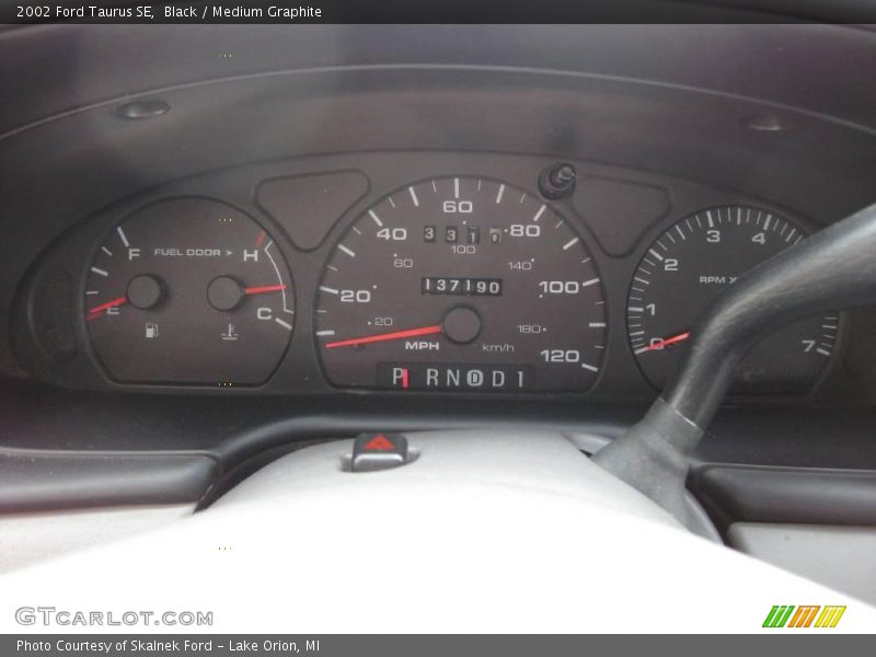 Black / Medium Graphite 2002 Ford Taurus SE