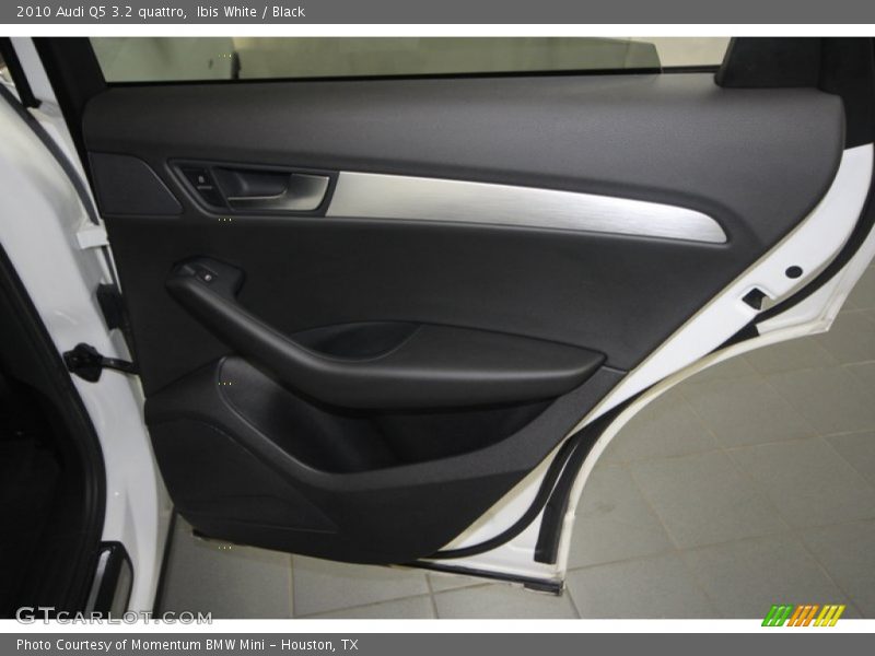 Ibis White / Black 2010 Audi Q5 3.2 quattro