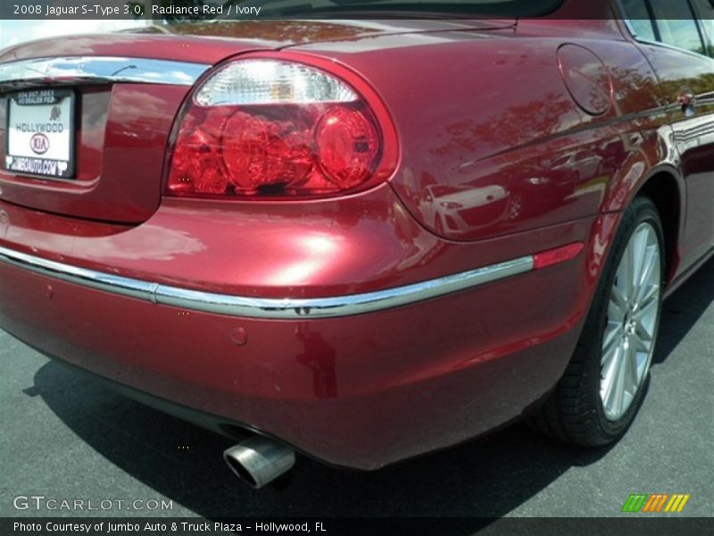 Radiance Red / Ivory 2008 Jaguar S-Type 3.0