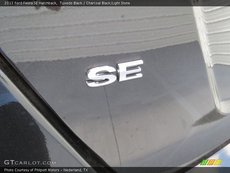 Tuxedo Black / Charcoal Black/Light Stone 2013 Ford Fiesta SE Hatchback