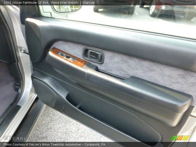 Sierra Silver Metallic / Charcoal 2001 Nissan Pathfinder LE 4x4