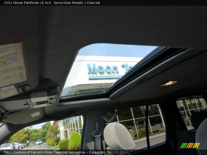 Sierra Silver Metallic / Charcoal 2001 Nissan Pathfinder LE 4x4