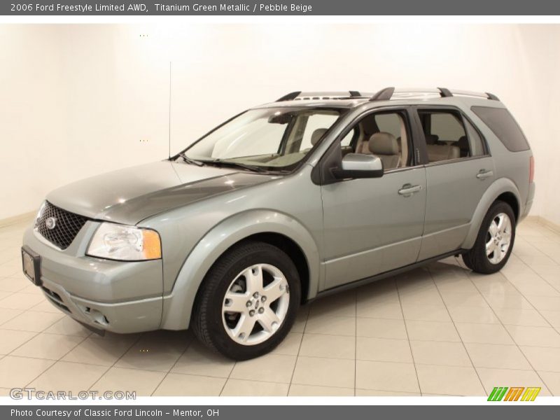 Front 3/4 View of 2006 Freestyle Limited AWD