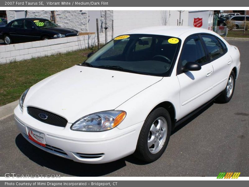 Vibrant White / Medium/Dark Flint 2007 Ford Taurus SE