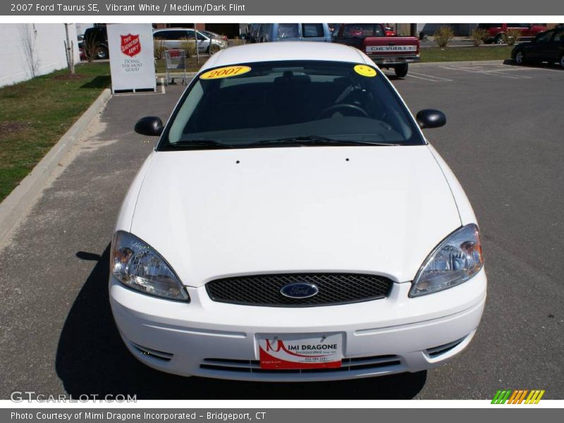 Vibrant White / Medium/Dark Flint 2007 Ford Taurus SE