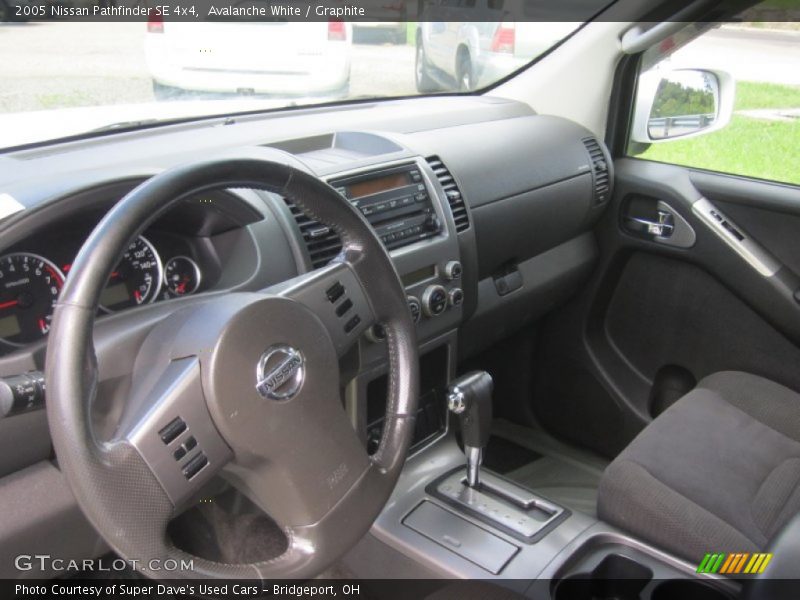 Avalanche White / Graphite 2005 Nissan Pathfinder SE 4x4