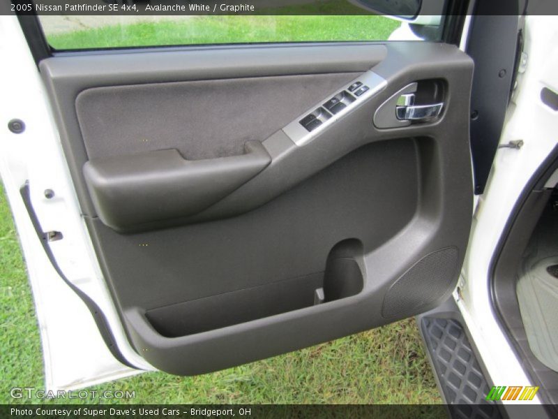Avalanche White / Graphite 2005 Nissan Pathfinder SE 4x4