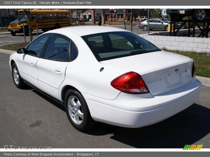 Vibrant White / Medium/Dark Flint 2007 Ford Taurus SE