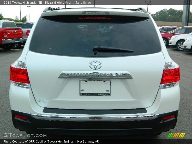 Blizzard White Pearl / Sand Beige 2013 Toyota Highlander SE
