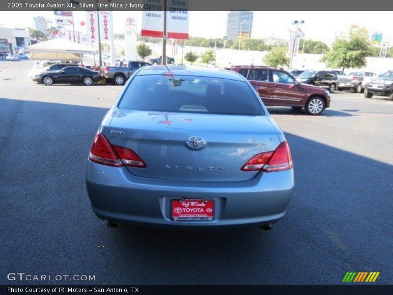 Silver Pine Mica / Ivory 2005 Toyota Avalon XL