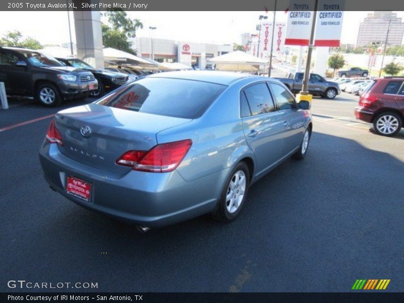 Silver Pine Mica / Ivory 2005 Toyota Avalon XL