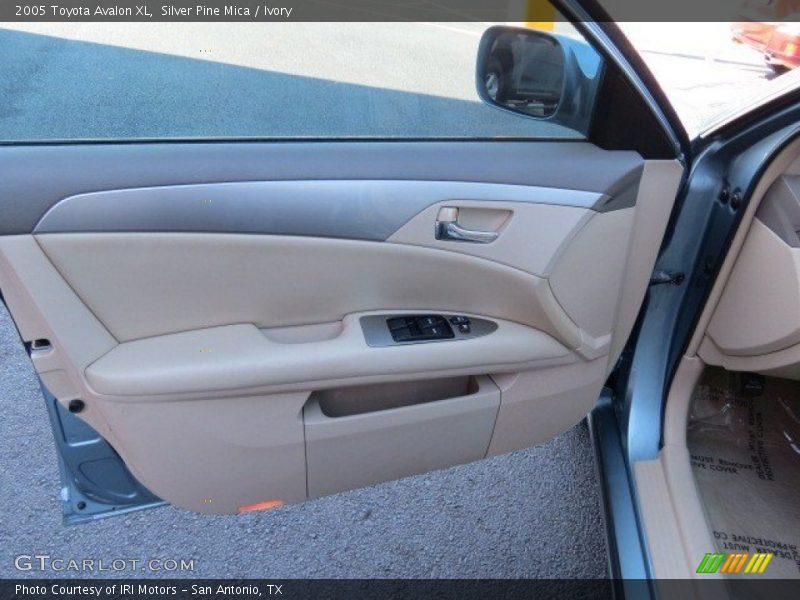 Silver Pine Mica / Ivory 2005 Toyota Avalon XL
