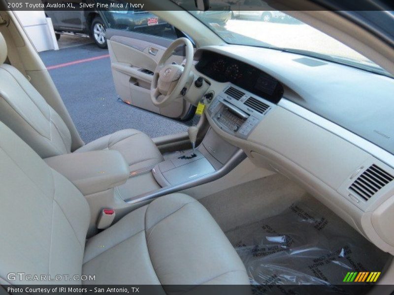 Silver Pine Mica / Ivory 2005 Toyota Avalon XL