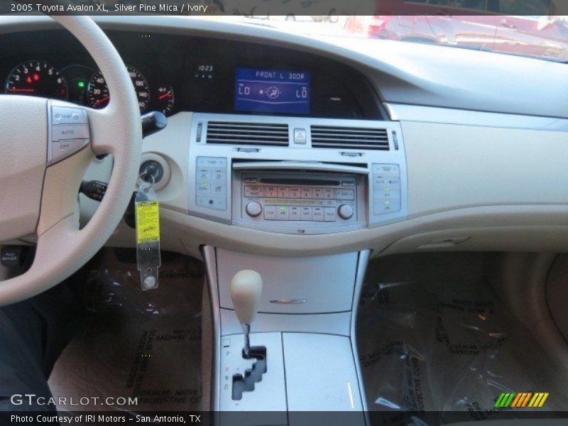 Silver Pine Mica / Ivory 2005 Toyota Avalon XL