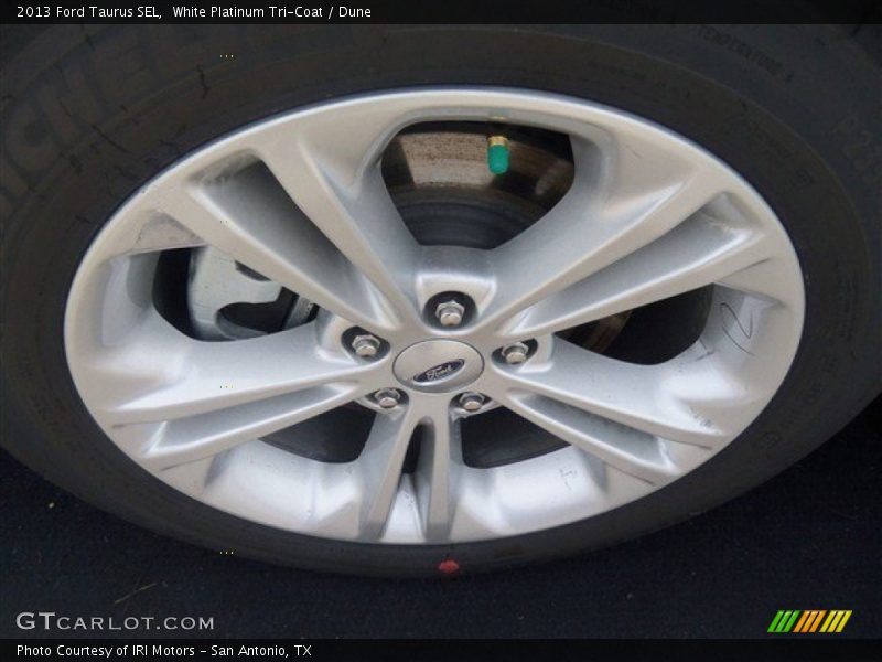 White Platinum Tri-Coat / Dune 2013 Ford Taurus SEL