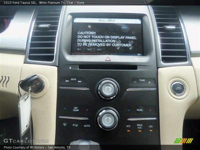 White Platinum Tri-Coat / Dune 2013 Ford Taurus SEL
