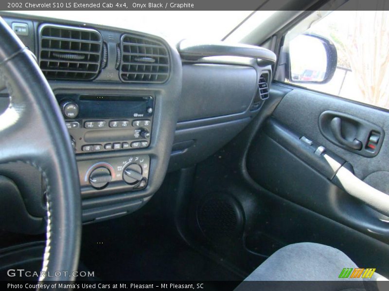 Onyx Black / Graphite 2002 Chevrolet S10 LS Extended Cab 4x4