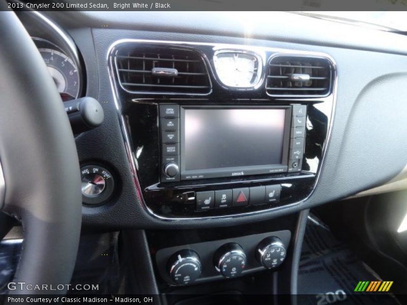 Bright White / Black 2013 Chrysler 200 Limited Sedan