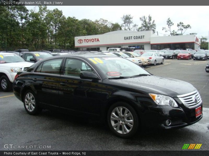 Black / Ivory 2010 Toyota Avalon XLS