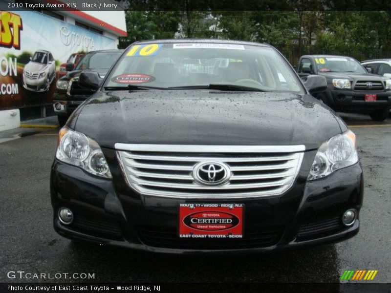 Black / Ivory 2010 Toyota Avalon XLS