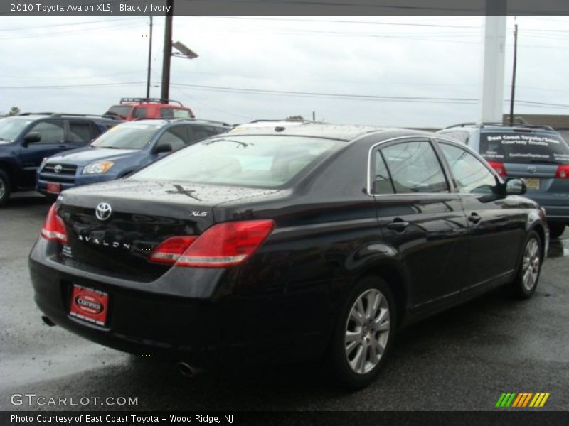 Black / Ivory 2010 Toyota Avalon XLS