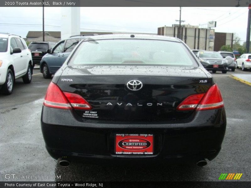 Black / Ivory 2010 Toyota Avalon XLS