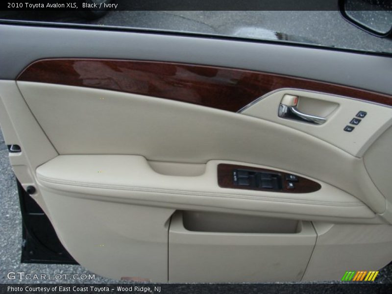 Black / Ivory 2010 Toyota Avalon XLS
