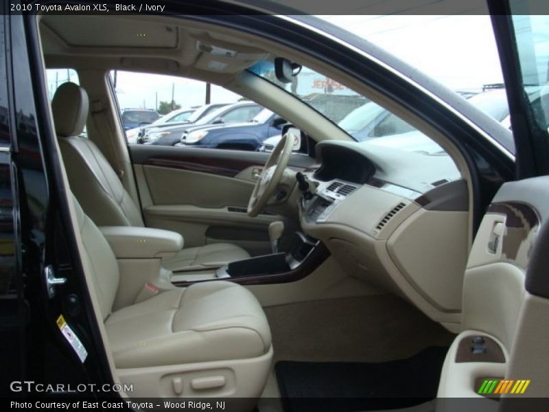 Black / Ivory 2010 Toyota Avalon XLS