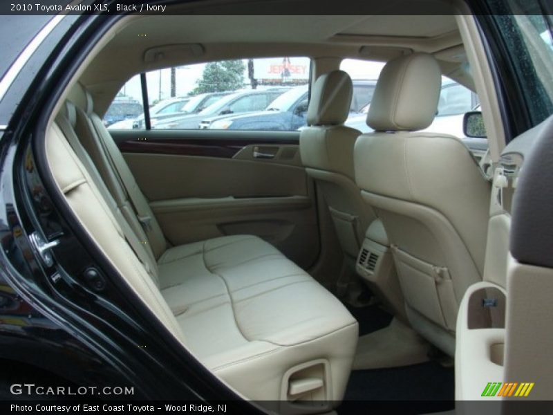 Black / Ivory 2010 Toyota Avalon XLS