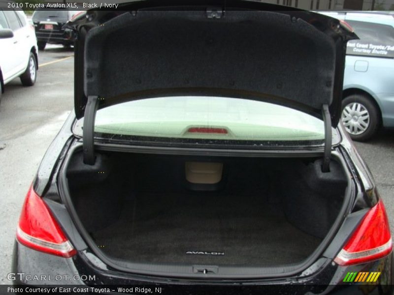 Black / Ivory 2010 Toyota Avalon XLS