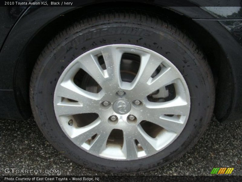 Black / Ivory 2010 Toyota Avalon XLS