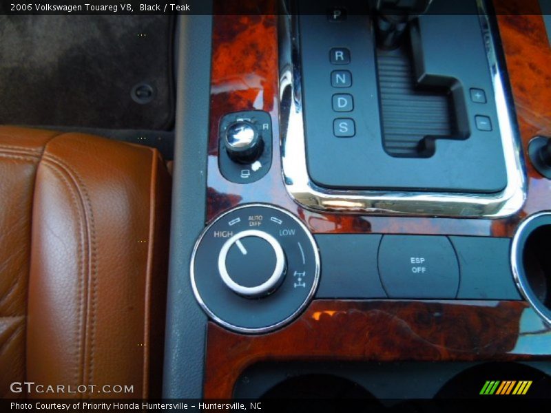 Black / Teak 2006 Volkswagen Touareg V8